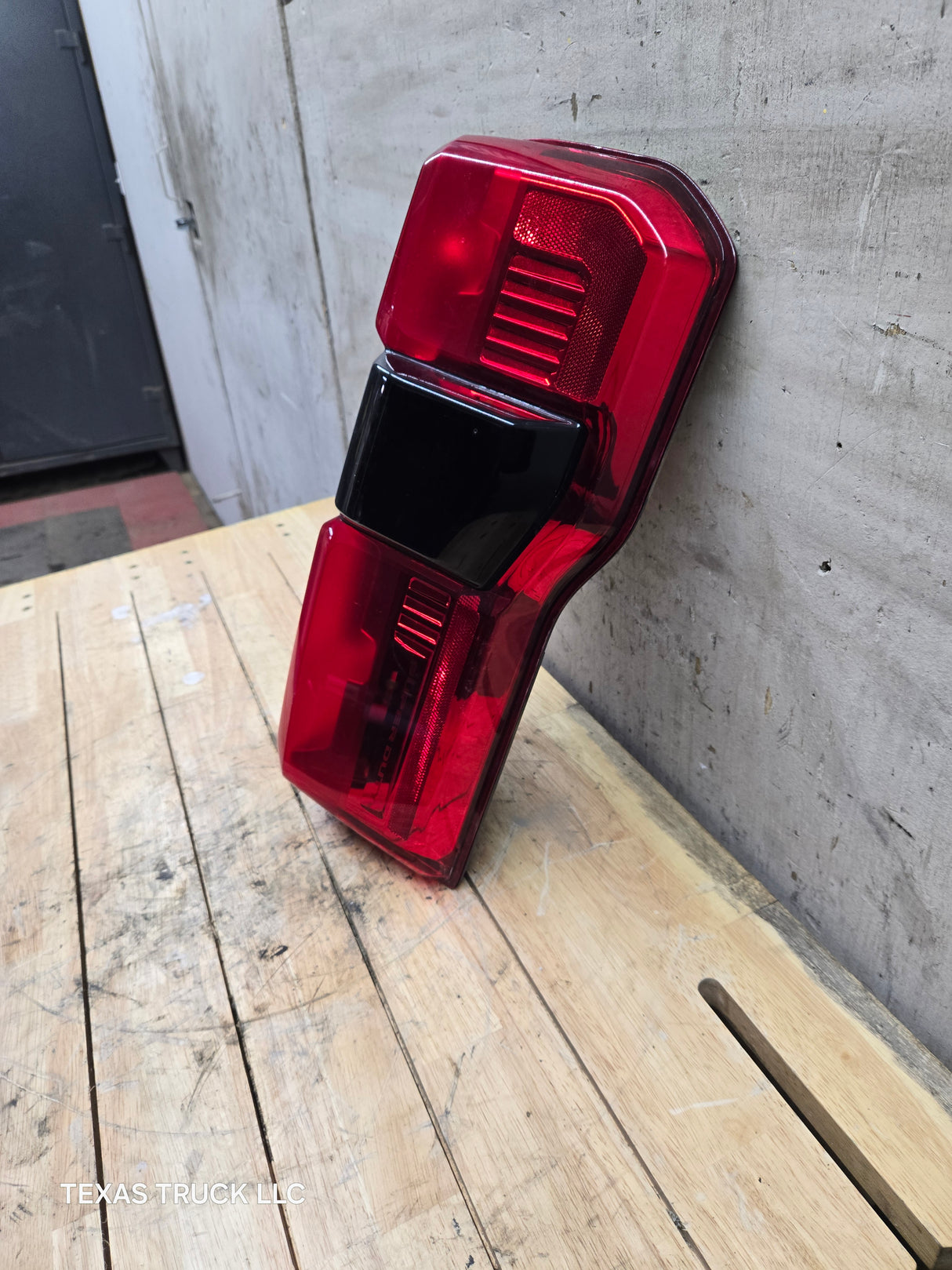 2023-2026 Ford Super Duty F250 F350 RH Incandescent Passenger Side Tail Light With Bliss PC3B-13B504-BH
