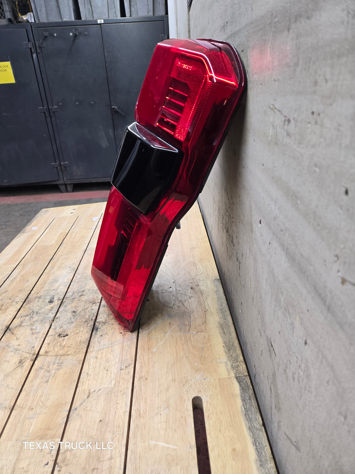 2023-2026 Ford Super Duty F250 F350 RH Incandescent Passenger Side Tail Light With Bliss PC3B-13B504-BH