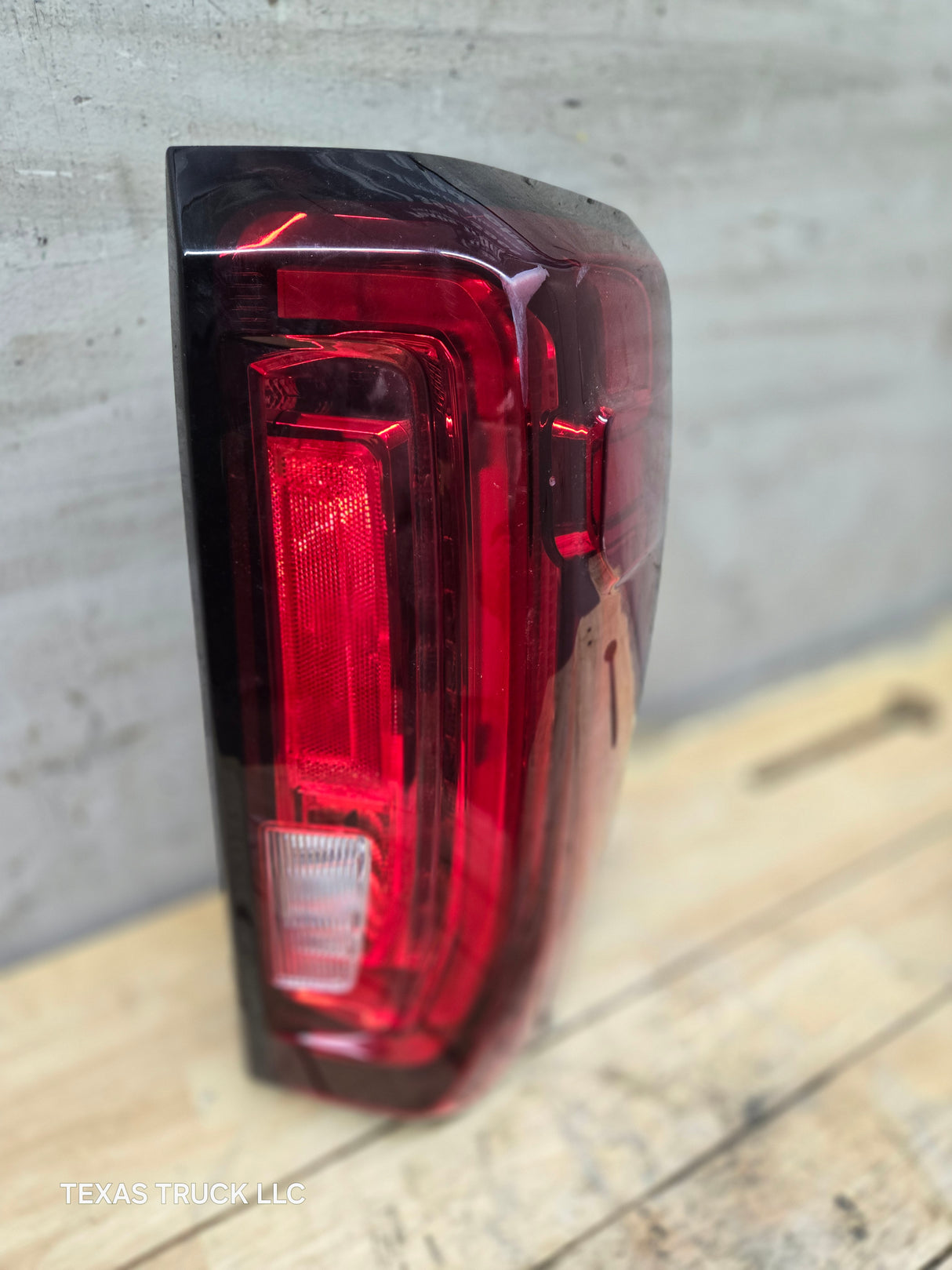 2019-2022 GMC Sierra 1500 RH Passenger Side Tail Light 84760018
