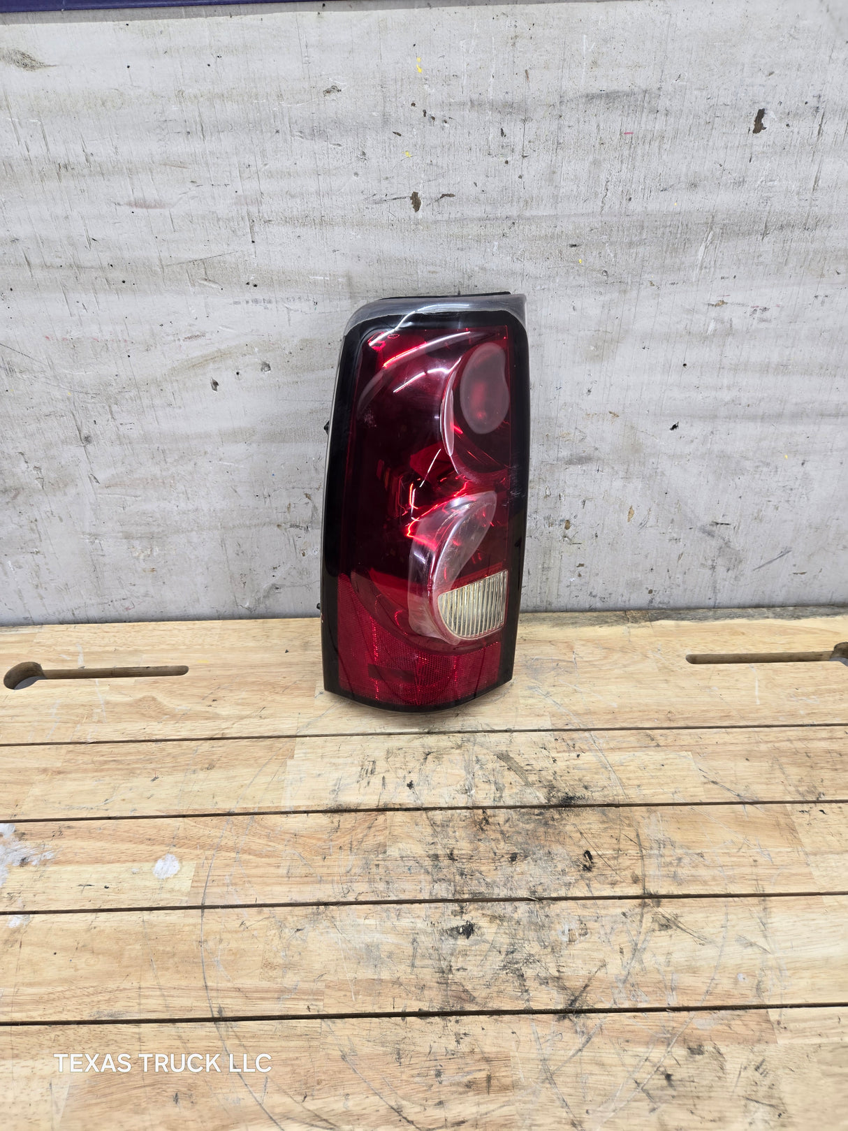 2003-2007 Chevrolet Silverado 1500 2500 3500 HD LH Driver Side Tail Light