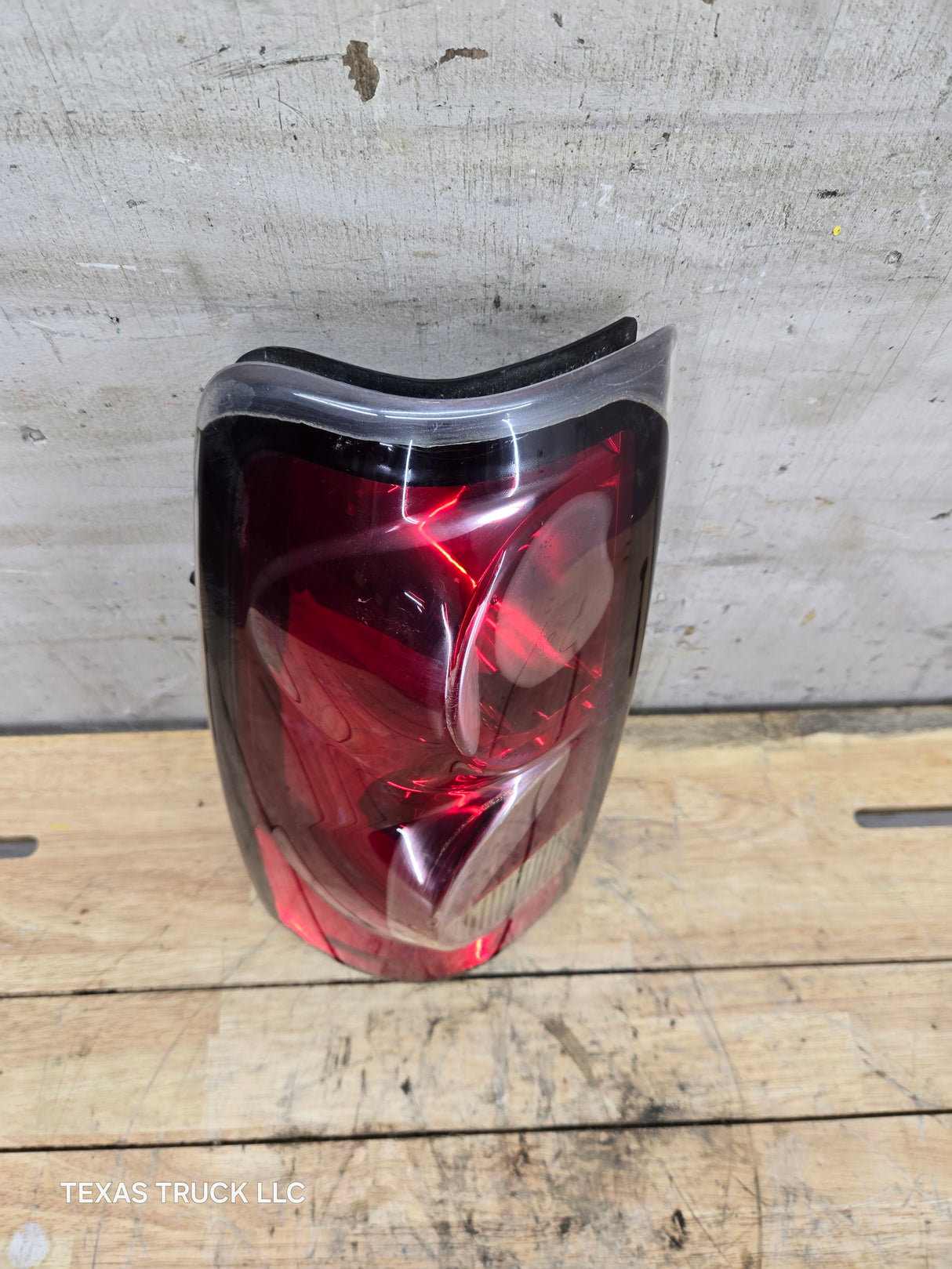 2003-2007 Chevrolet Silverado 1500 2500 3500 HD LH Driver Side Tail Light
