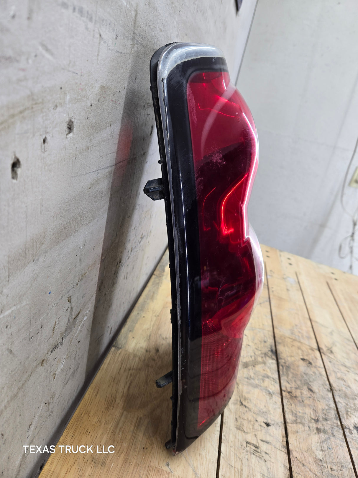 2003-2007 Chevrolet Silverado 1500 2500 3500 HD LH Driver Side Tail Light