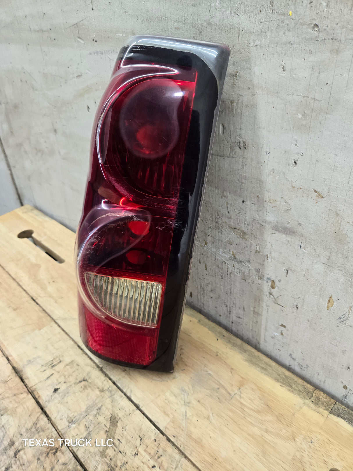 2003-2007 Chevrolet Silverado 1500 2500 3500 HD LH Driver Side Tail Light