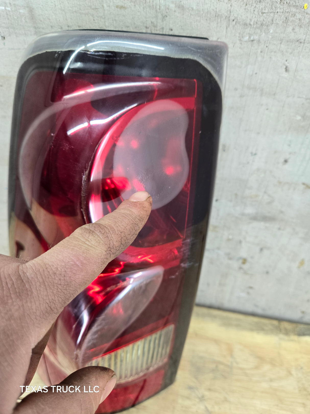 2003-2007 Chevrolet Silverado 1500 2500 3500 HD LH Driver Side Tail Light
