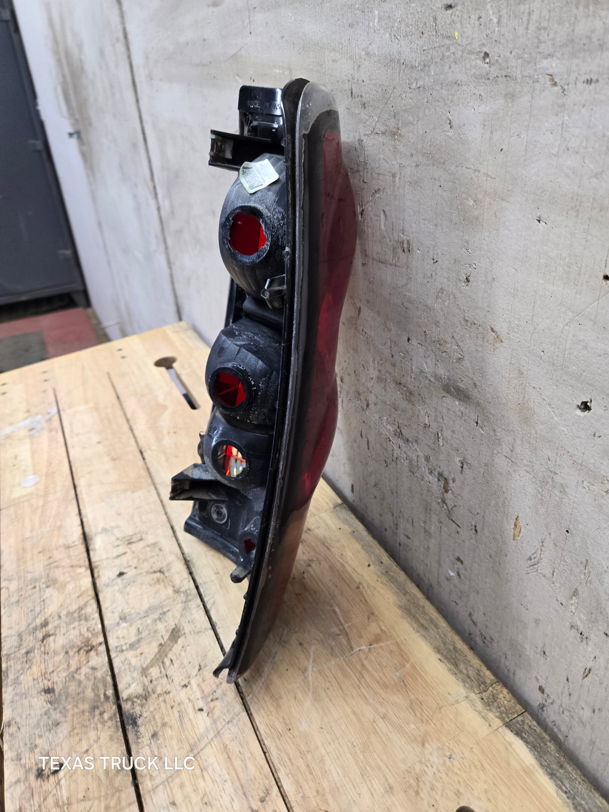 2003-2007 Chevrolet Silverado 1500 2500 3500 HD LH Driver Side Tail Light
