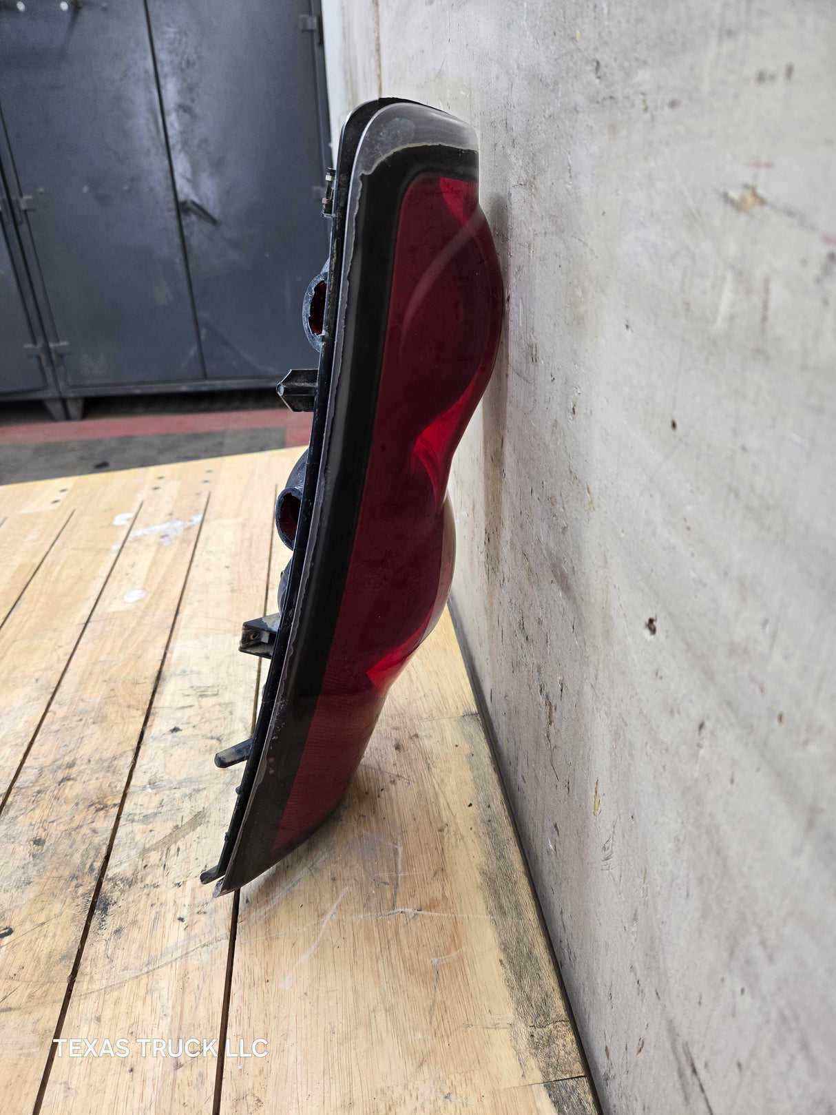 2003-2007 Chevrolet Silverado 1500 2500 3500 HD LH Driver Side Tail Light