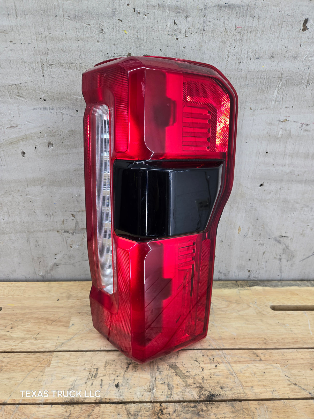 2023-2026 Ford Super Duty F250 F350 RH Incandescent Passenger Side Tail Light With Bliss PC3B-13B504-BH