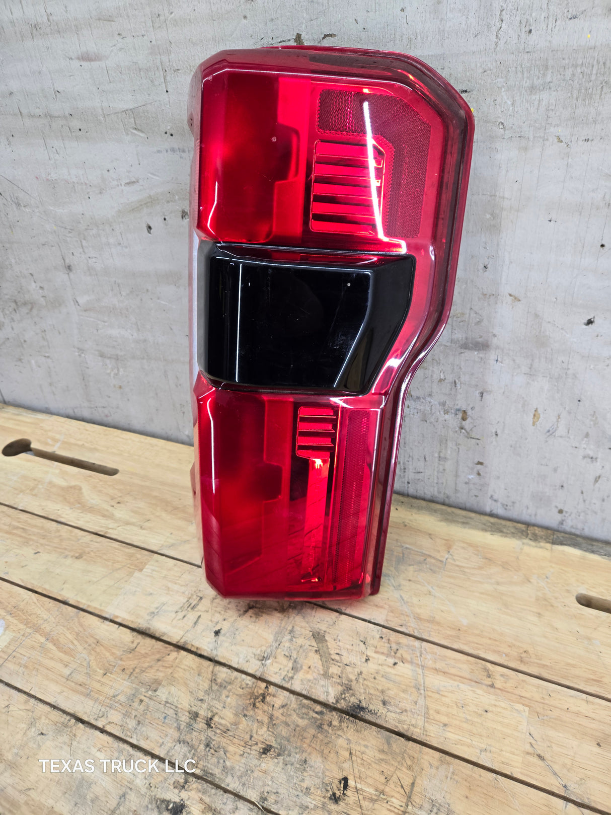 2023-2026 Ford Super Duty F250 F350 RH Incandescent Passenger Side Tail Light With Bliss PC3B-13B504-BH
