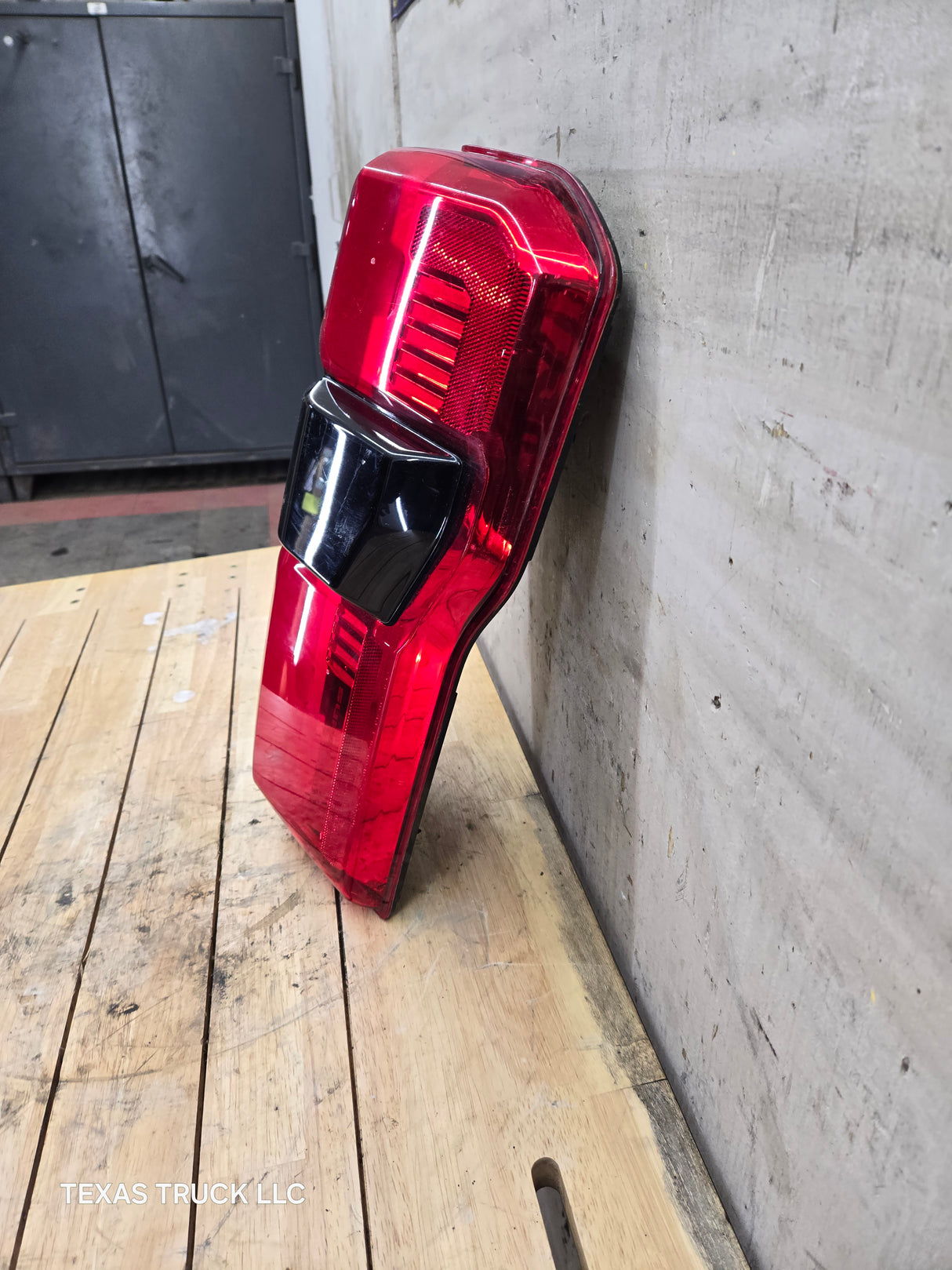 2023-2026 Ford Super Duty F250 F350 RH Incandescent Passenger Side Tail Light With Bliss PC3B-13B504-BH