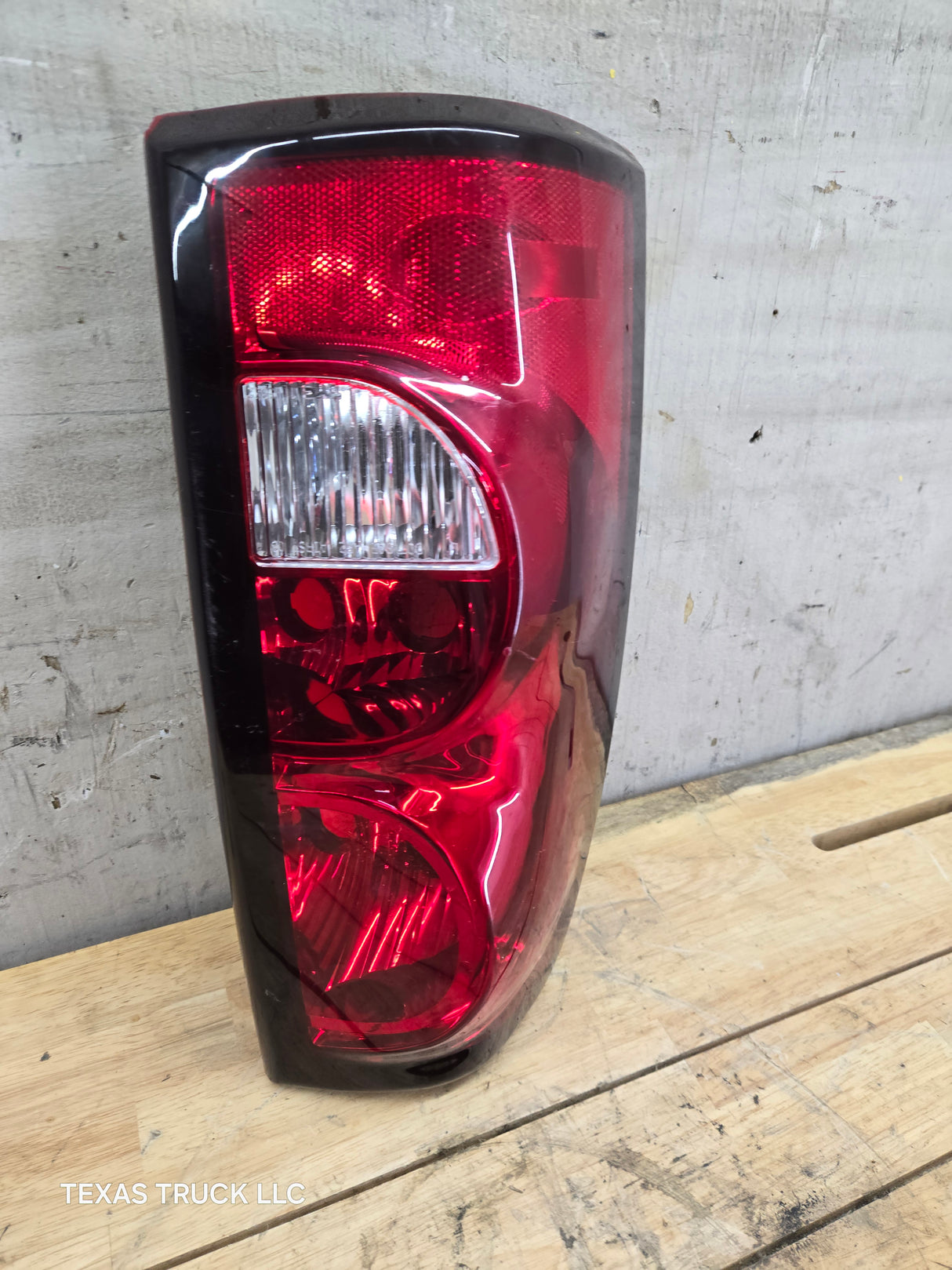 2003-2007 Chevrolet Silverado 1500 2500 3500 HD LH Driver Side Tail Light