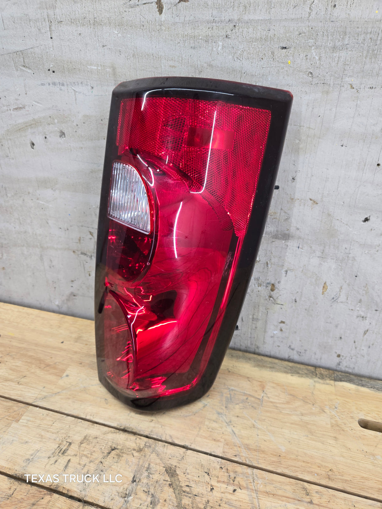 2003-2007 Chevrolet Silverado 1500 2500 3500 HD LH Driver Side Tail Light