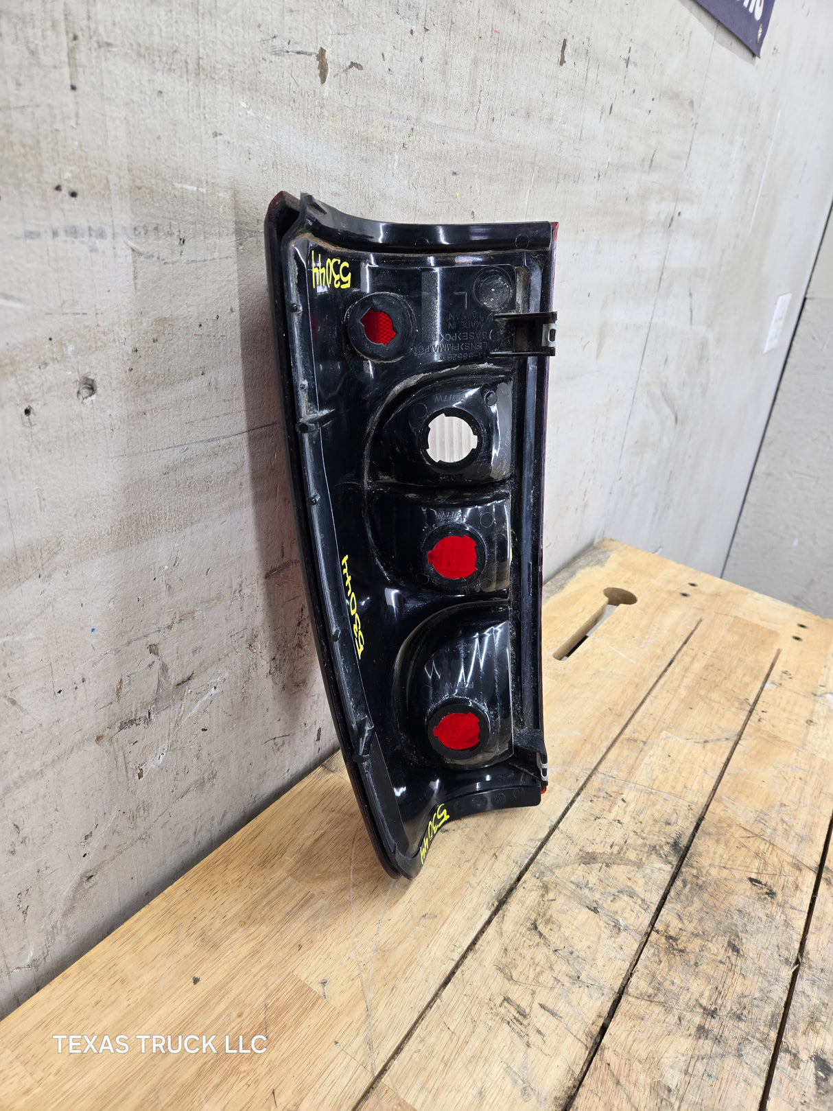 2003-2007 Chevrolet Silverado 1500 2500 3500 HD LH Driver Side Tail Light