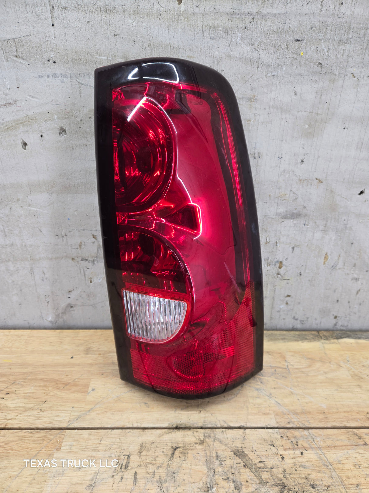 2003-2007 Chevrolet Silverado 1500 2500 3500 HD RH Passenger Side Tail Light