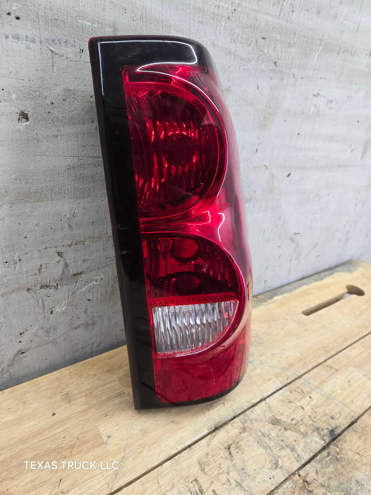 2003-2007 Chevrolet Silverado 1500 2500 3500 HD RH Passenger Side Tail Light