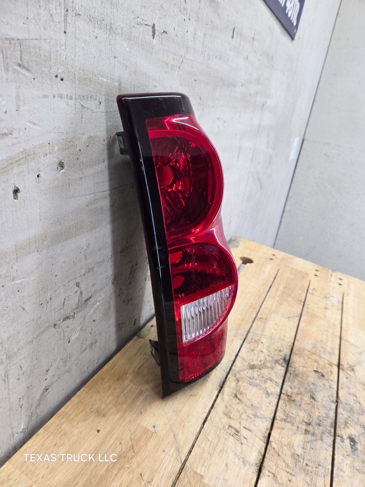 2003-2007 Chevrolet Silverado 1500 2500 3500 HD RH Passenger Side Tail Light