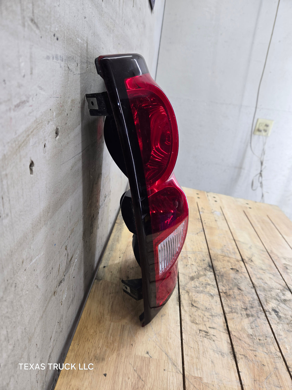 2003-2007 Chevrolet Silverado 1500 2500 3500 HD RH Passenger Side Tail Light