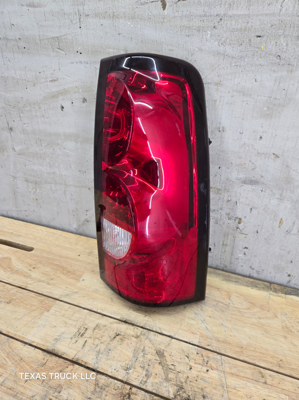 2003-2007 Chevrolet Silverado 1500 2500 3500 HD RH Passenger Side Tail Light