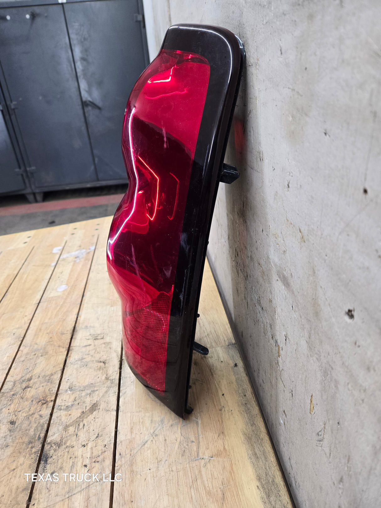 2003-2007 Chevrolet Silverado 1500 2500 3500 HD RH Passenger Side Tail Light