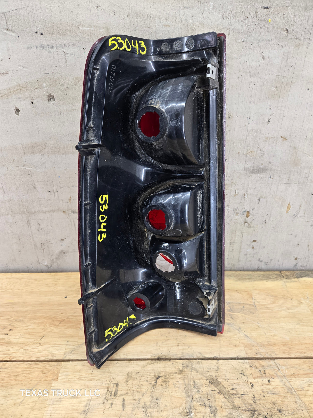 2003-2007 Chevrolet Silverado 1500 2500 3500 HD RH Passenger Side Tail Light