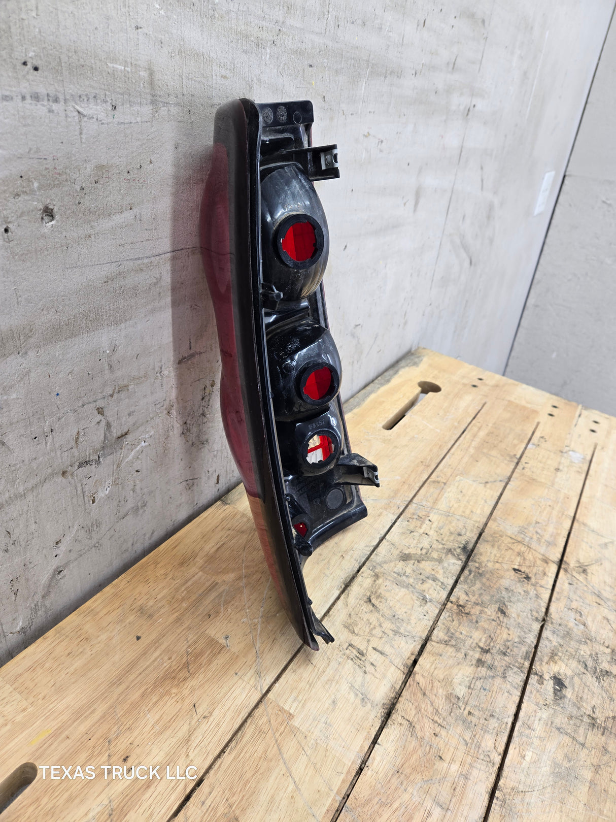 2003-2007 Chevrolet Silverado 1500 2500 3500 HD RH Passenger Side Tail Light