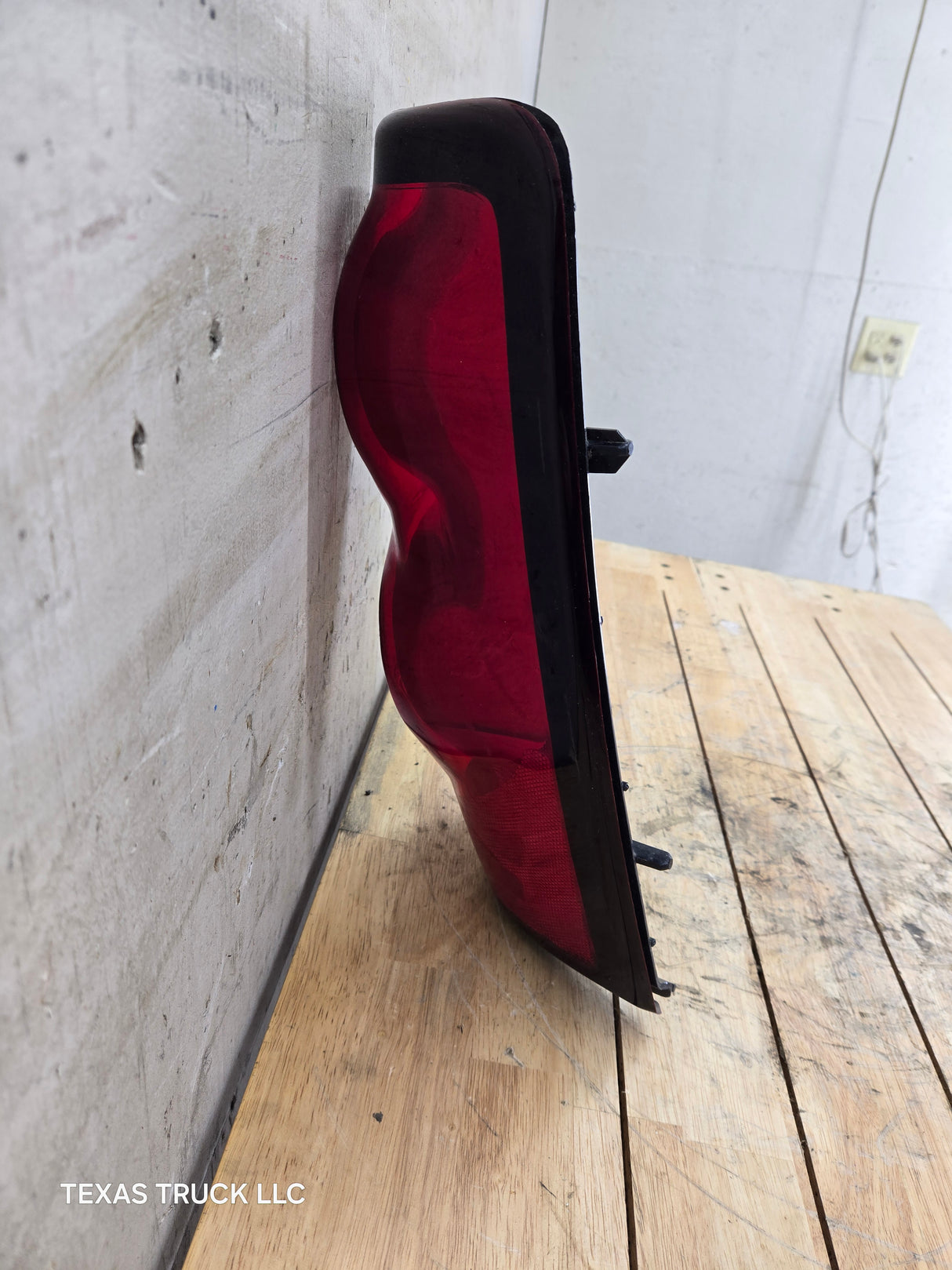 2003-2007 Chevrolet Silverado 1500 2500 3500 HD RH Passenger Side Tail Light