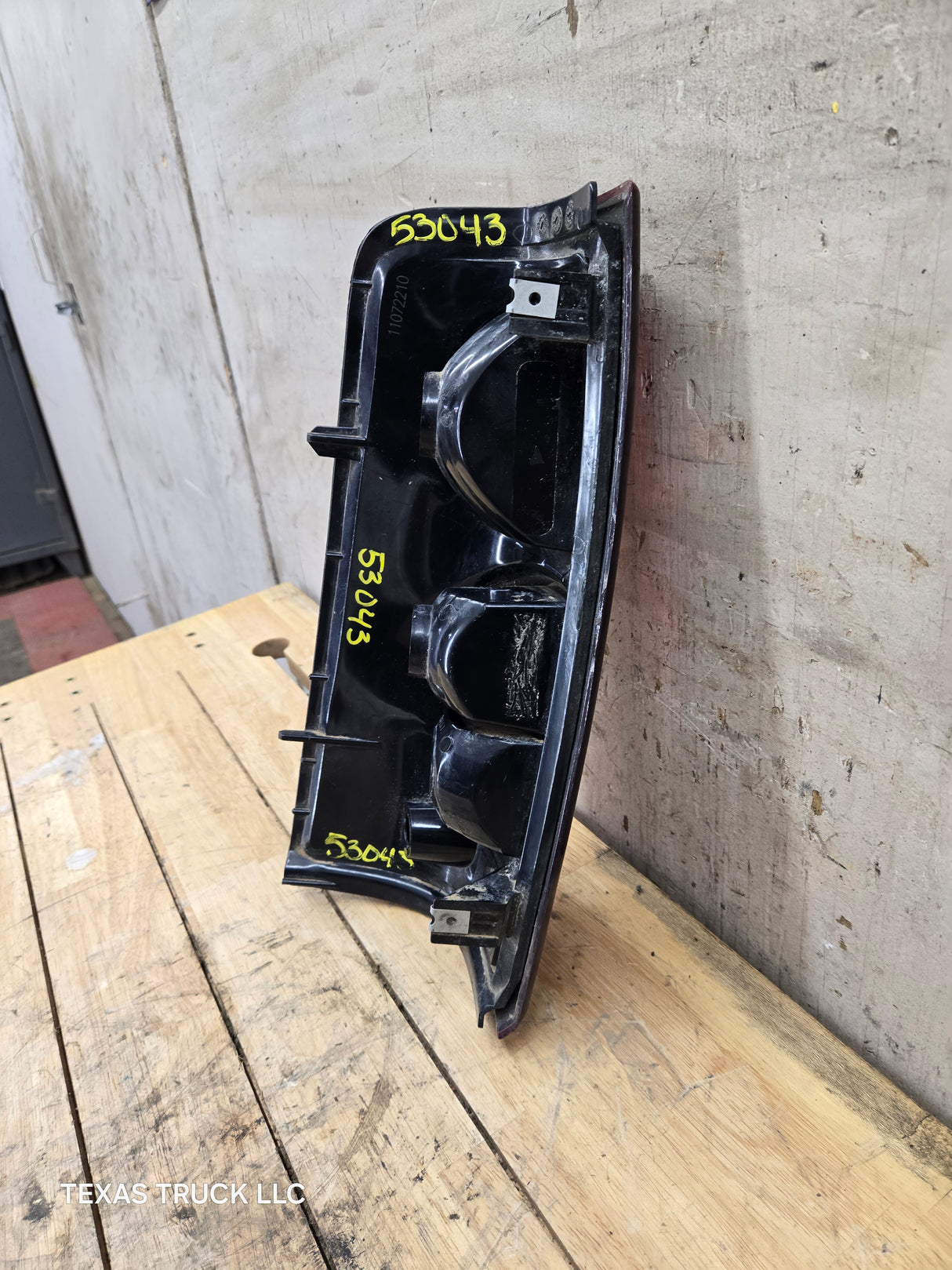 2003-2007 Chevrolet Silverado 1500 2500 3500 HD RH Passenger Side Tail Light