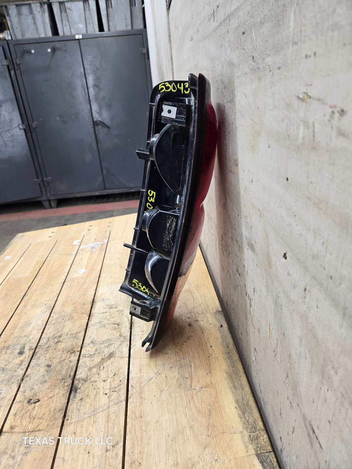 2003-2007 Chevrolet Silverado 1500 2500 3500 HD RH Passenger Side Tail Light