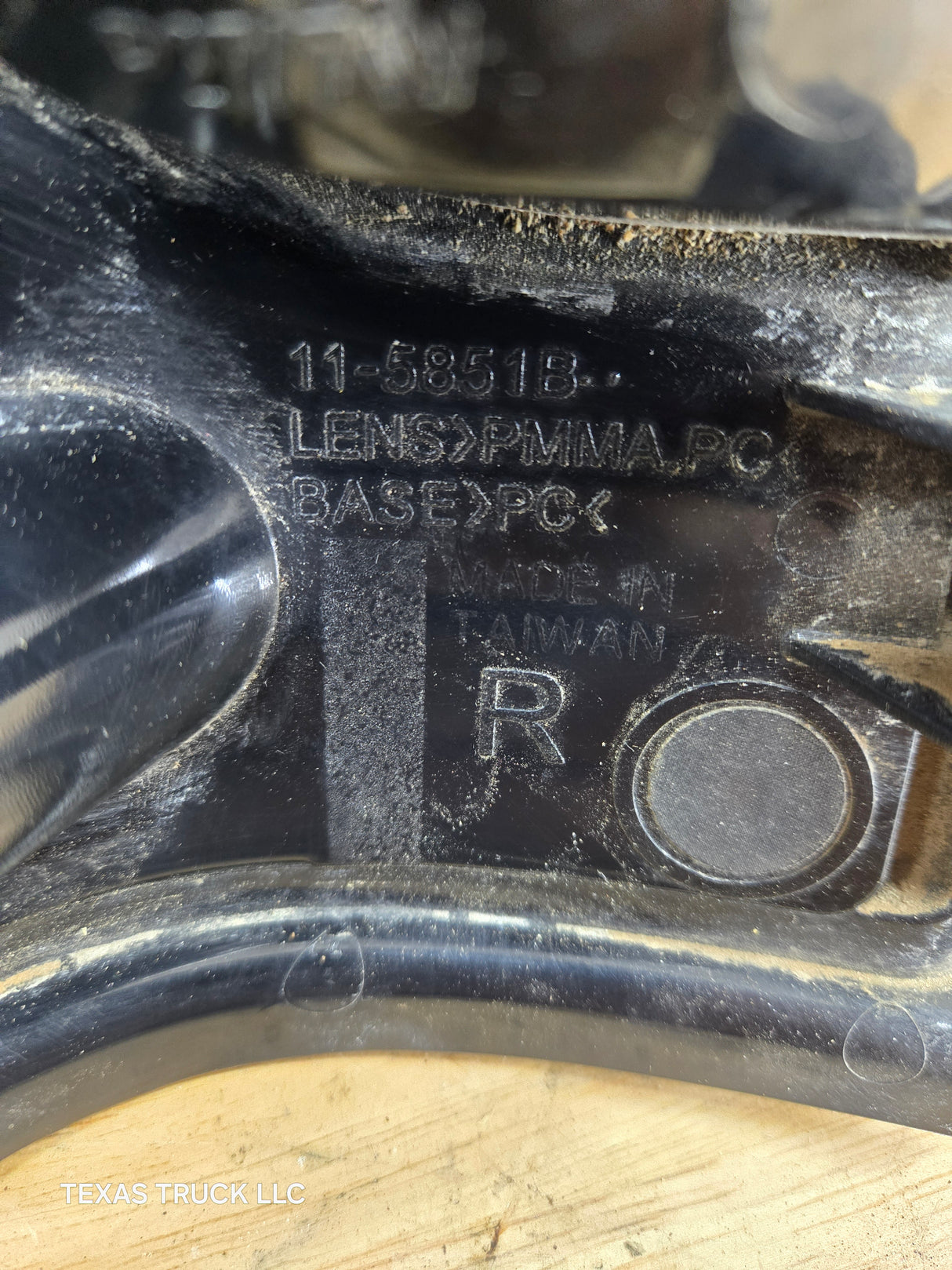 2003-2007 Chevrolet Silverado 1500 2500 3500 HD RH Passenger Side Tail Light