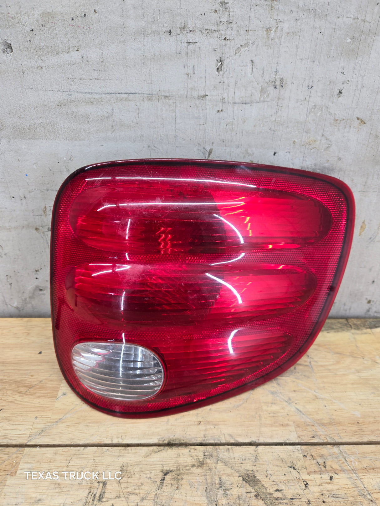 1997-2003 Ford F150 5' 6" Short Truck Bed Tail Light Driver Side LH