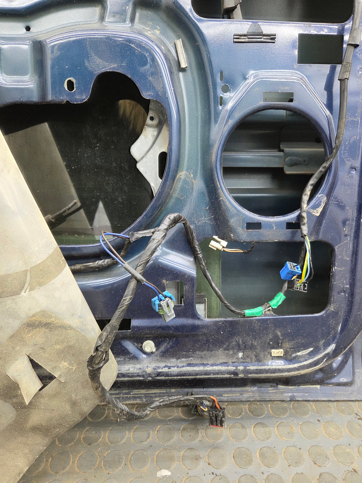 1999-2006 Chevrolet Silverado / GMC Sierra 1500 2500 3500 HD Front Driver Side Door LH