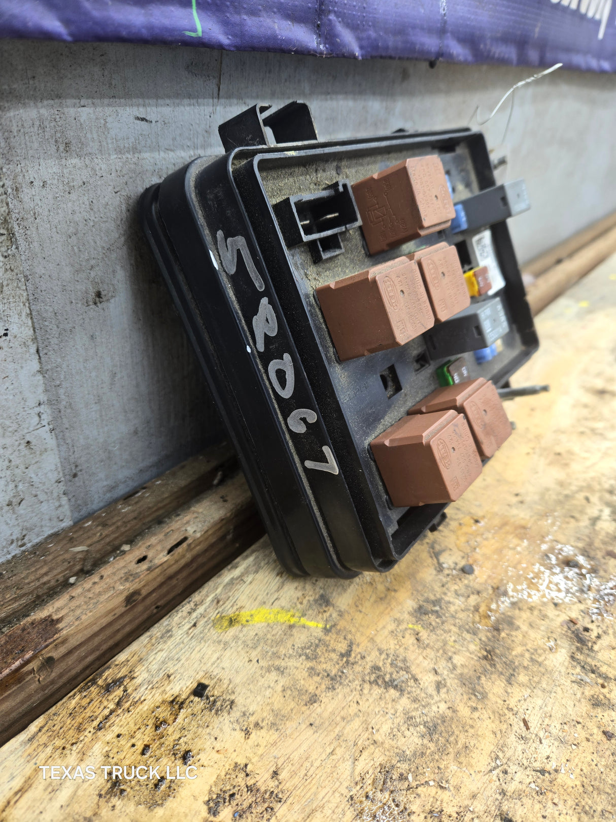 2007-2013 Chevrolet Silverado / GMC Sierra 6.0 Hybrid Engine Bay Fuse Box 25949656