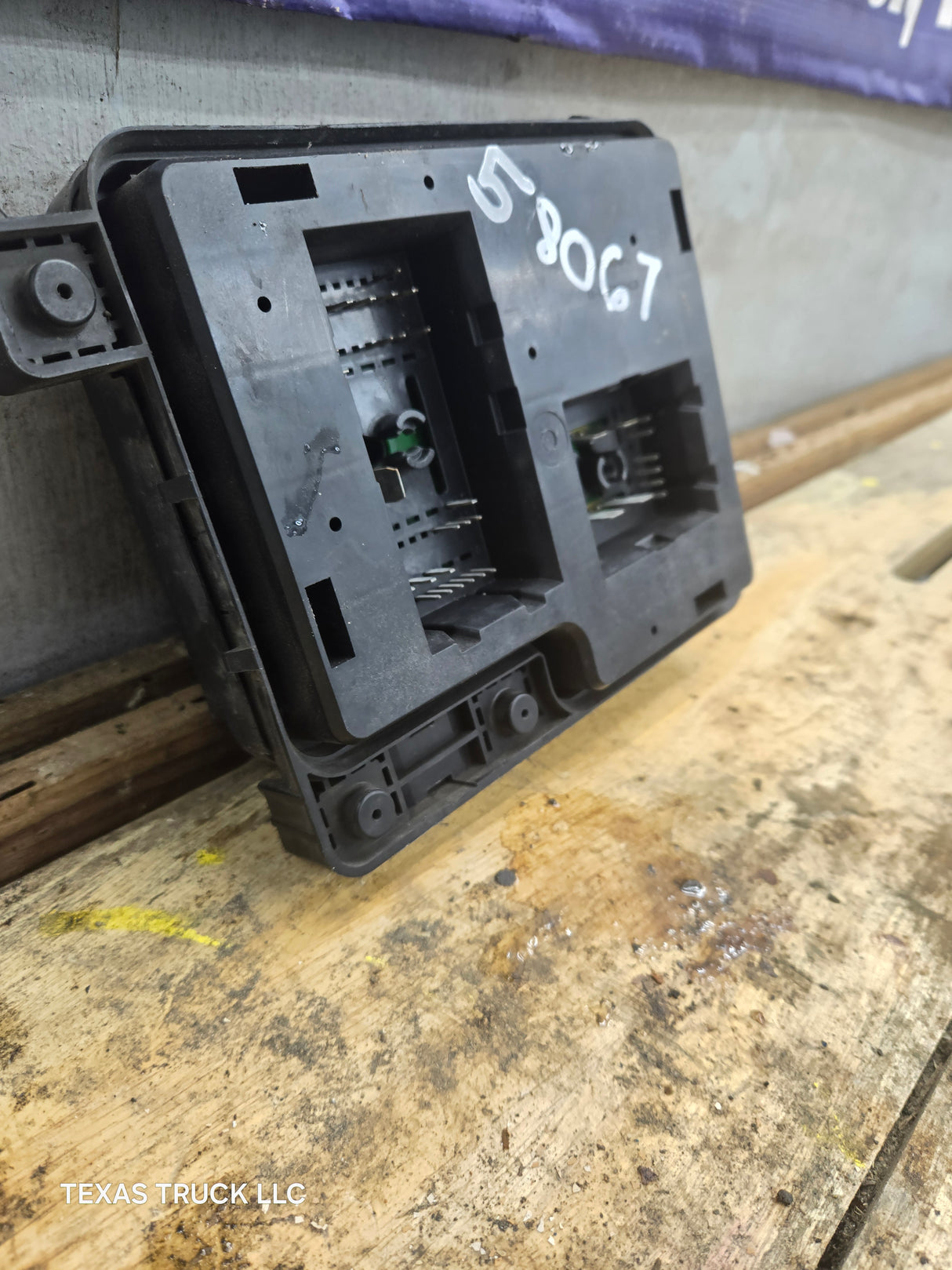 2007-2013 Chevrolet Silverado / GMC Sierra 6.0 Hybrid Engine Bay Fuse Box 25949656