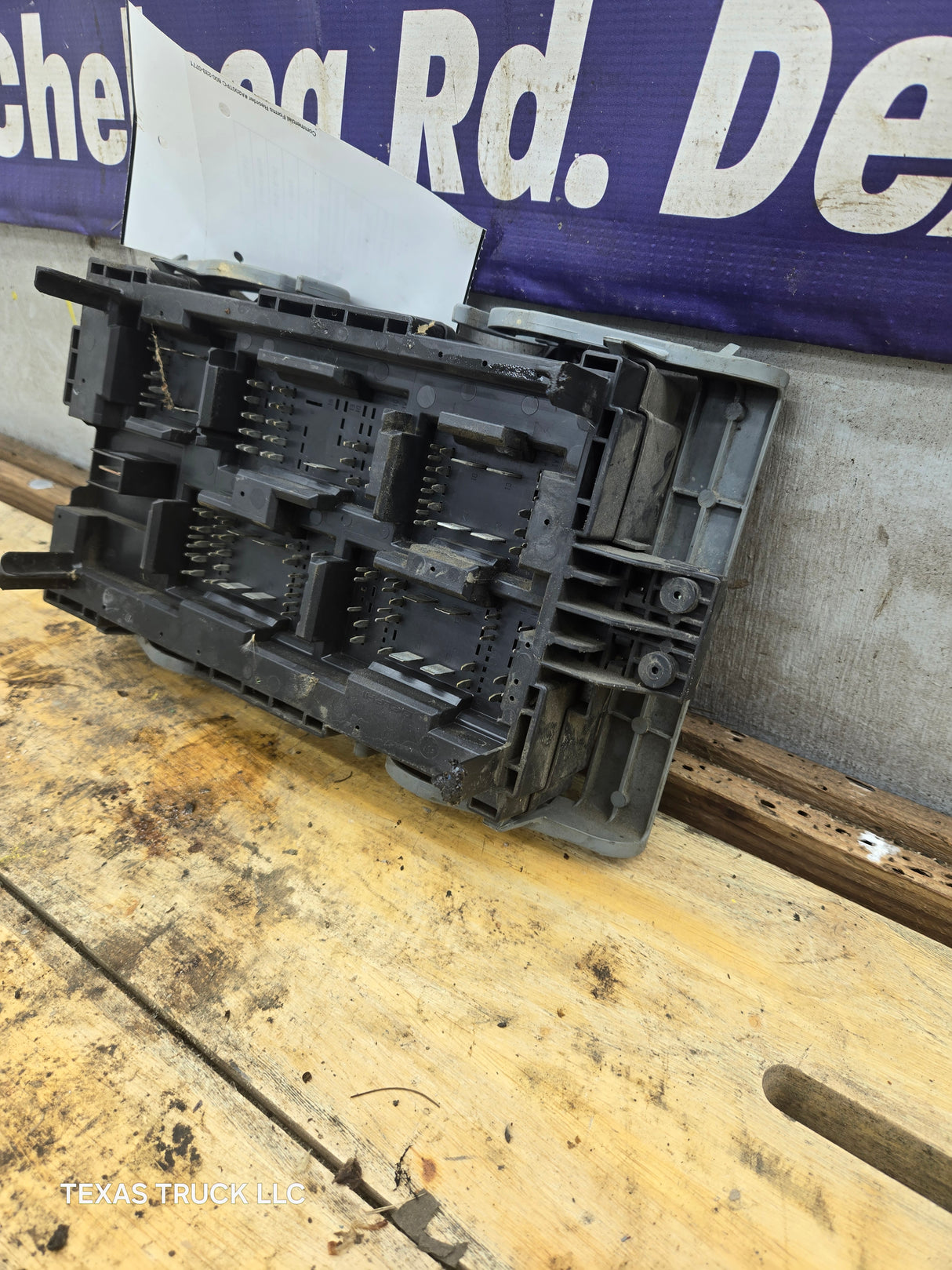 2007-2009 Chevrolet Silverado / GMC Sierra 1500 2500 3500 Engine Bay Fuse Box