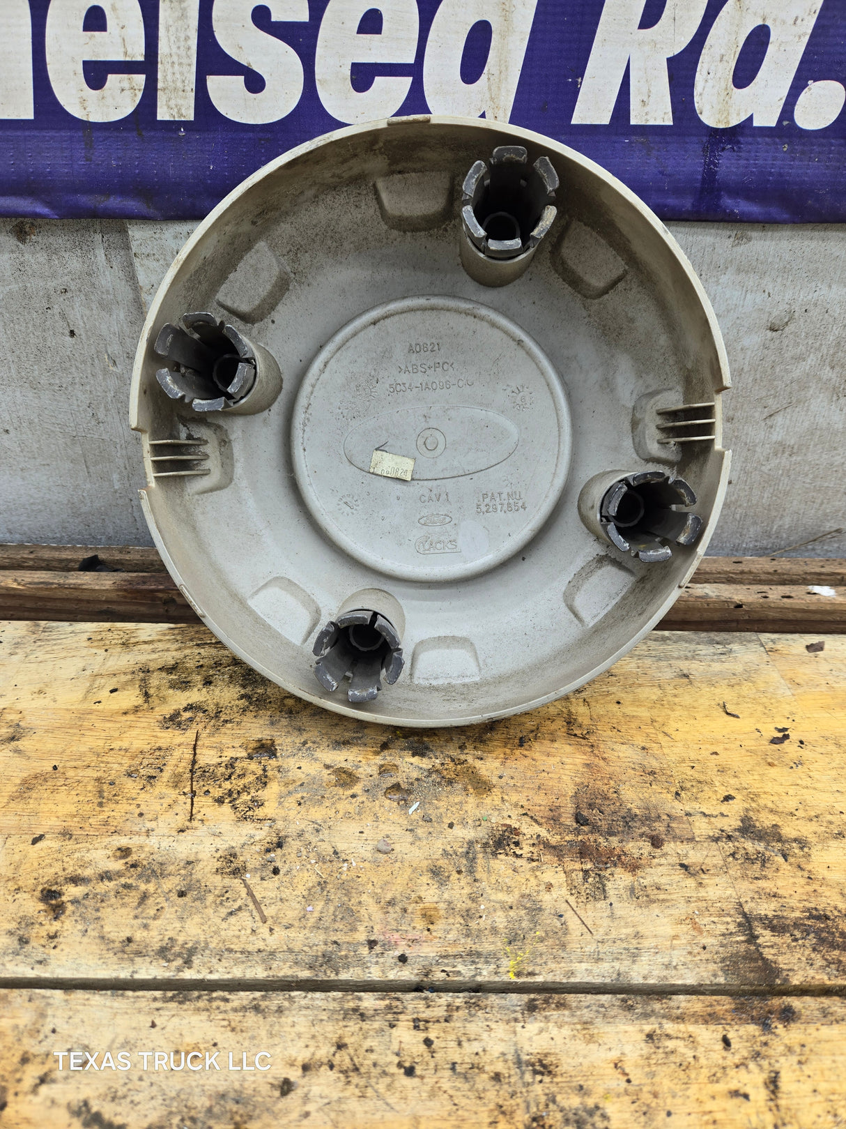 2008-2016 Ford Super Duty F250 F350 Hub Cap Center Cap SINGLE REAR WHEEL 8 LUG 5C34-1A096-CC