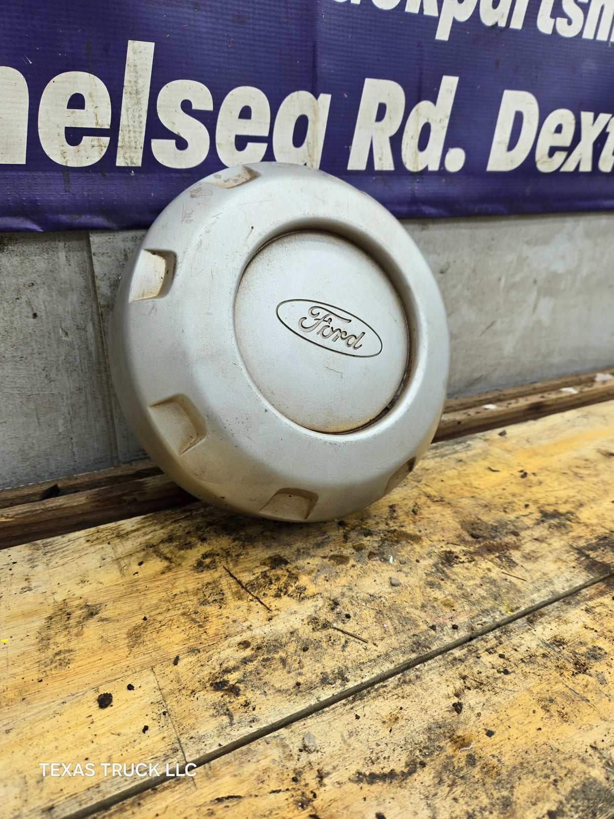 2008-2016 Ford Super Duty F250 F350 Hub Cap Center Cap SINGLE REAR WHEEL 8 LUG 5C34-1A096-CC