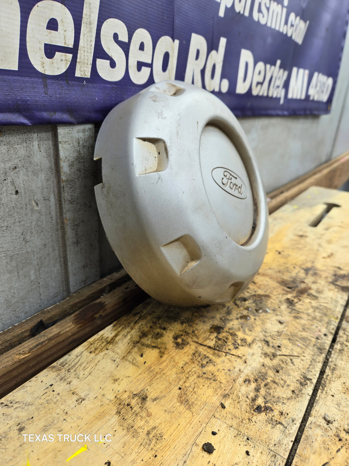 2008-2016 Ford Super Duty F250 F350 Hub Cap Center Cap SINGLE REAR WHEEL 8 LUG 5C34-1A096-CC