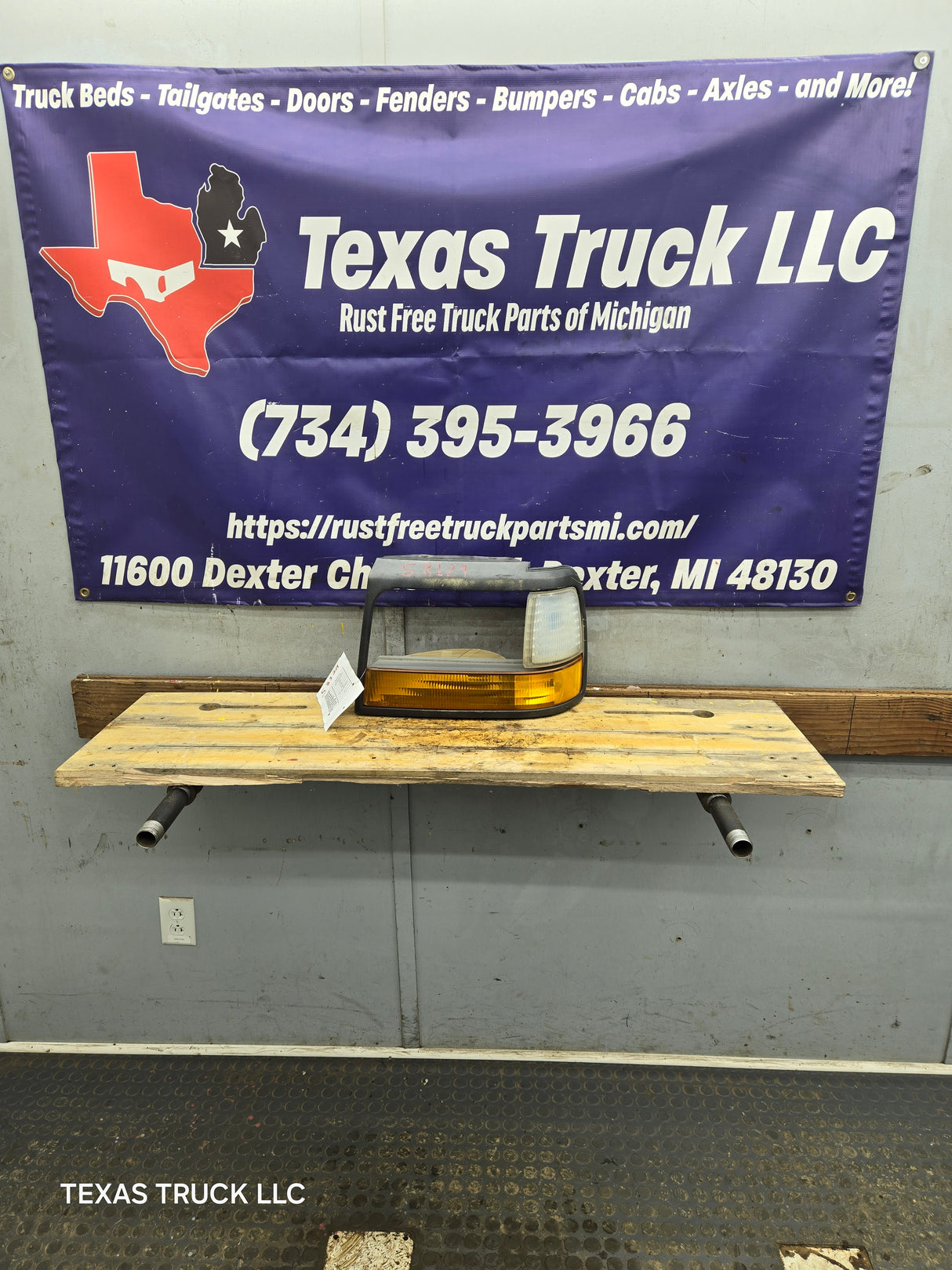 1992-1997 Ford F150 F250 F350 F450 F550 LH Driver Side Headlight Bezel Corner Marker / Turn signal