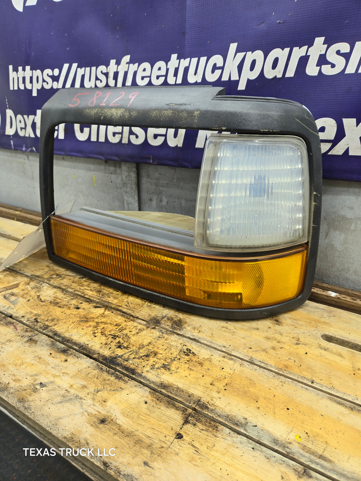 1992-1997 Ford F150 F250 F350 F450 F550 LH Driver Side Headlight Bezel Corner Marker / Turn signal