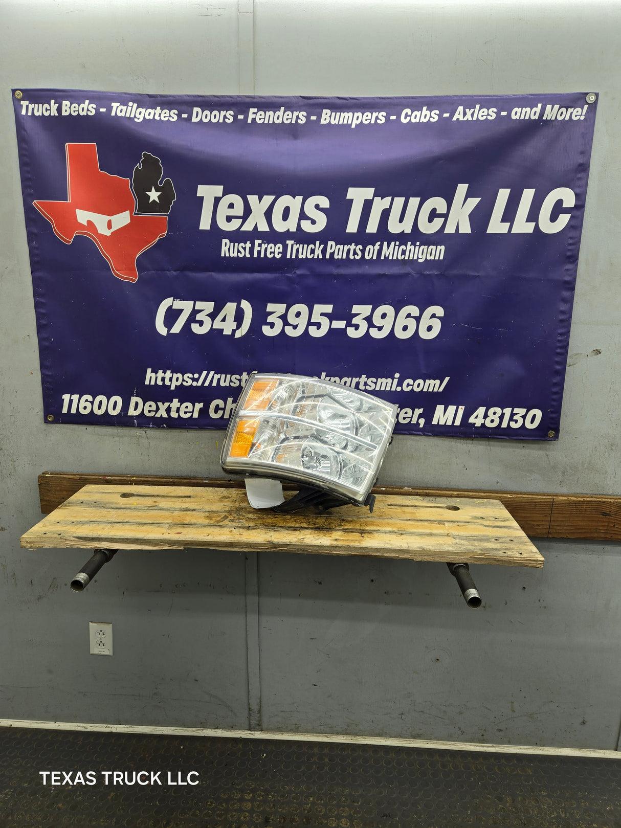 2007-2013 Chevrolet Silverado 1500 2500 3500 RH Passenger Side Halogen Headlight 25833679