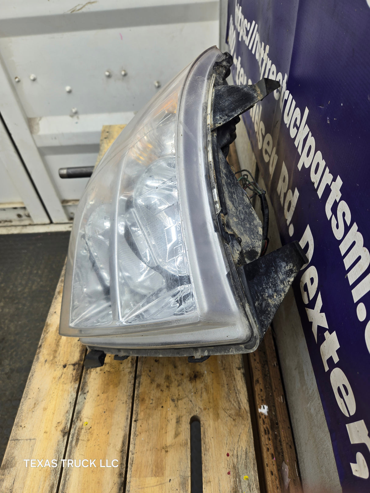 2007-2013 Chevrolet Silverado 1500 2500 3500 RH Passenger Side Halogen Headlight 25833679