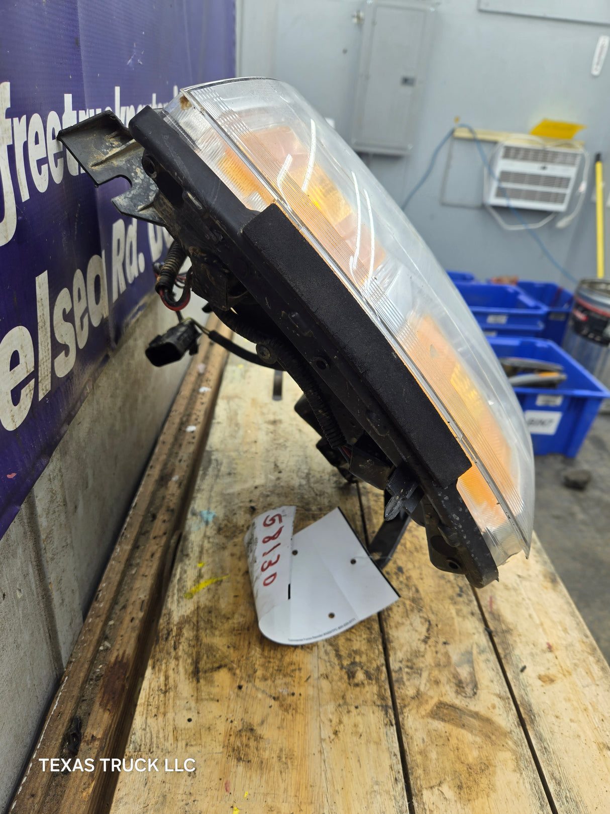 2007-2013 Chevrolet Silverado 1500 2500 3500 RH Passenger Side Halogen Headlight 25833679