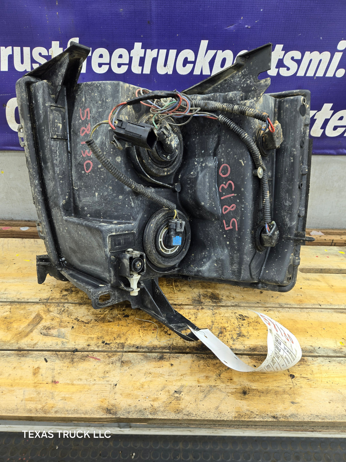 2007-2013 Chevrolet Silverado 1500 2500 3500 RH Passenger Side Halogen Headlight 25833679