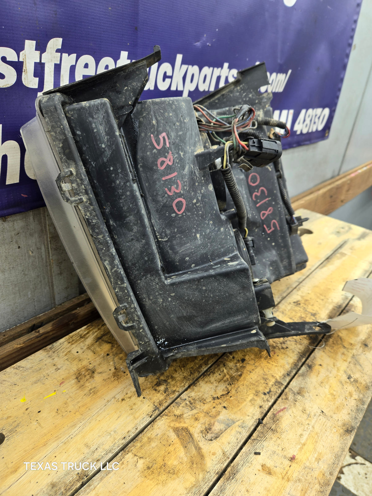 2007-2013 Chevrolet Silverado 1500 2500 3500 RH Passenger Side Halogen Headlight 25833679