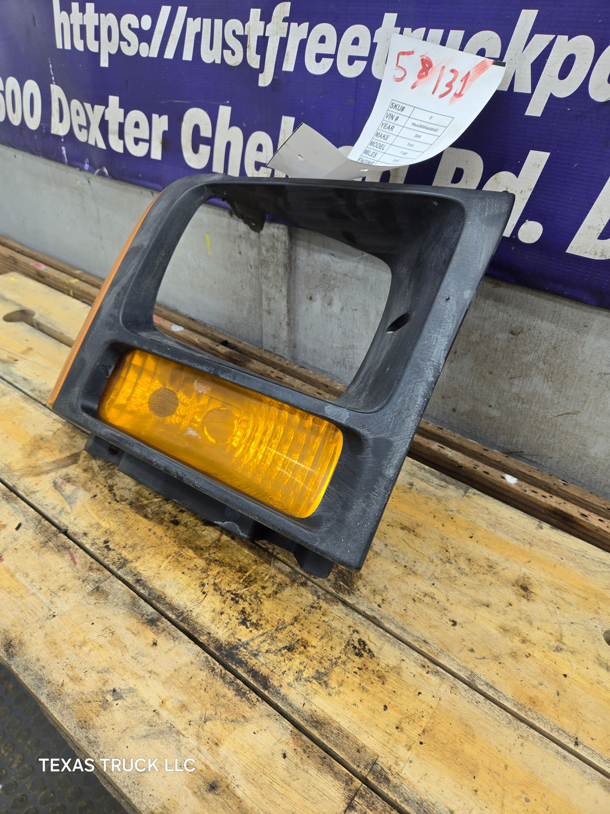 2005-2007 Ford Super Duty F250 F350 F450 F550 RH Right Passenger Headlight Bezel Park Lamp Signal Corner Light 5C34-13B220-A