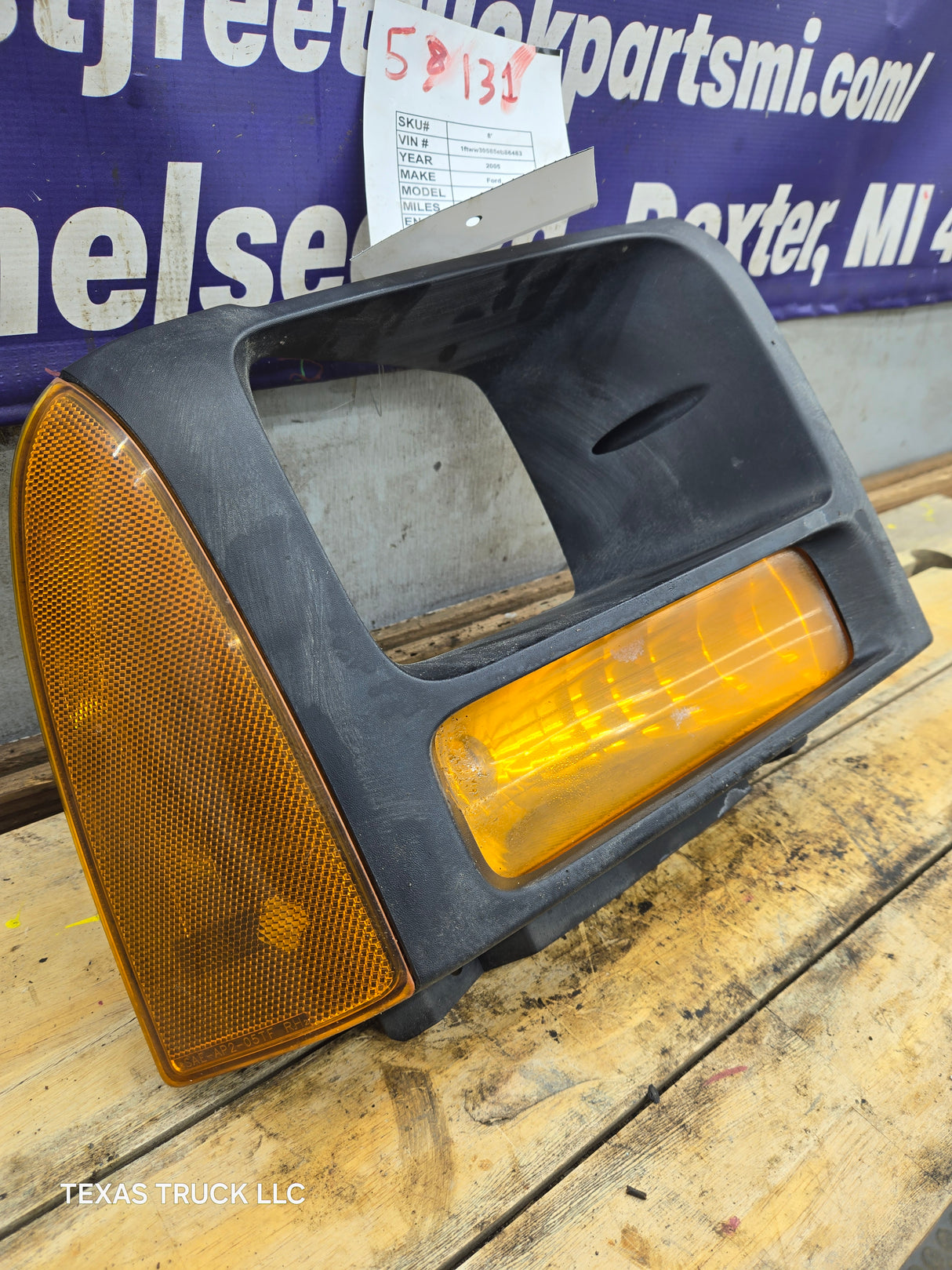 2005-2007 Ford Super Duty F250 F350 F450 F550 RH Right Passenger Headlight Bezel Park Lamp Signal Corner Light 5C34-13B220-A