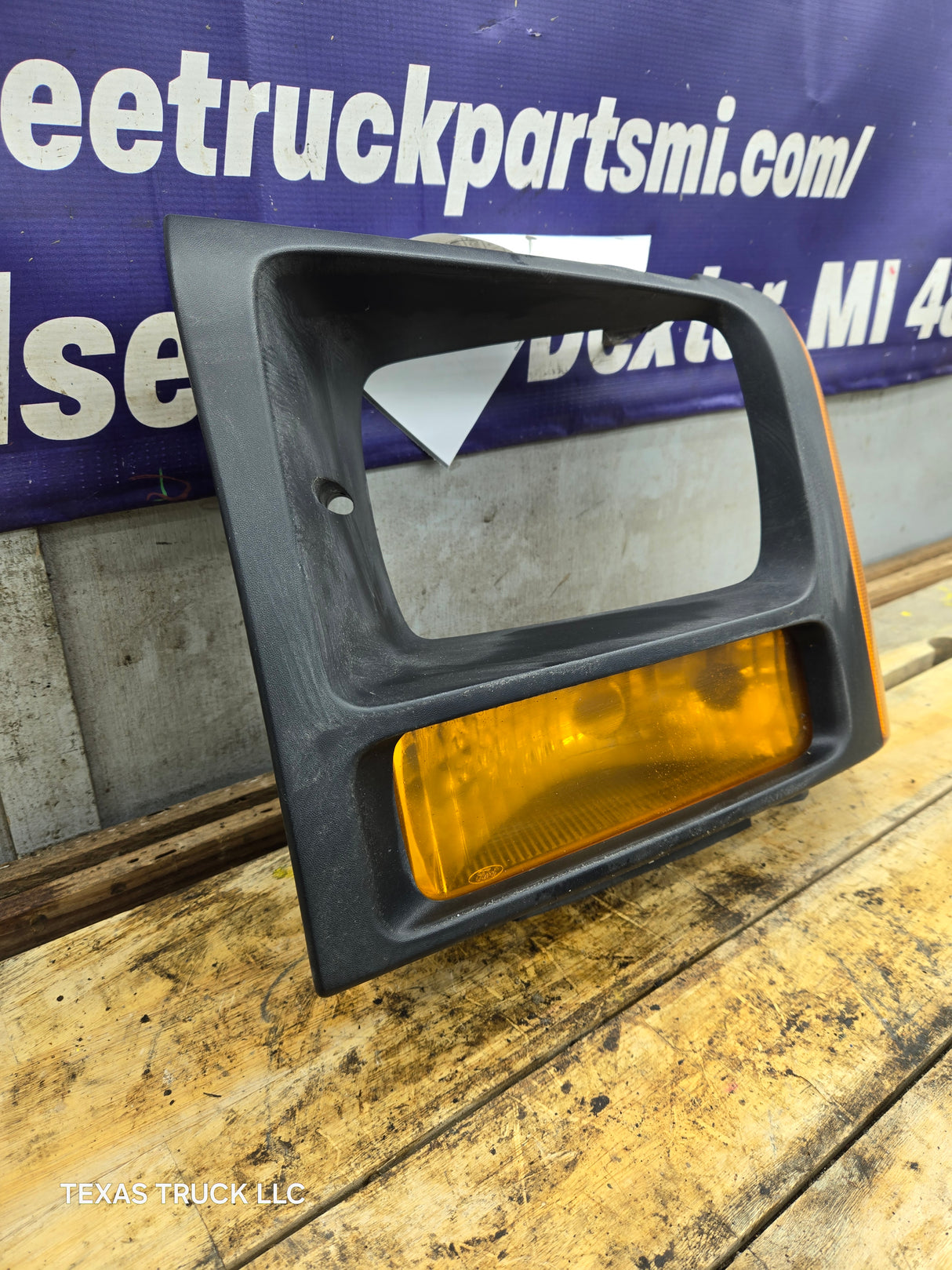 2005-2007 Ford Super Duty F250 F350 F450 F550 LH Left Driver Side Headlight Bezel Park Lamp Signal Corner Light 5C34-13B221-A