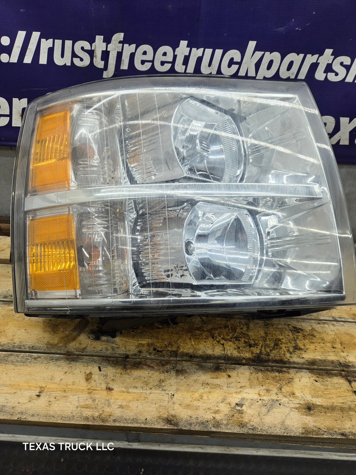 2007-2013 Chevrolet Silverado 1500 2500 3500 RH Passenger Side Halogen Headlight 25833679