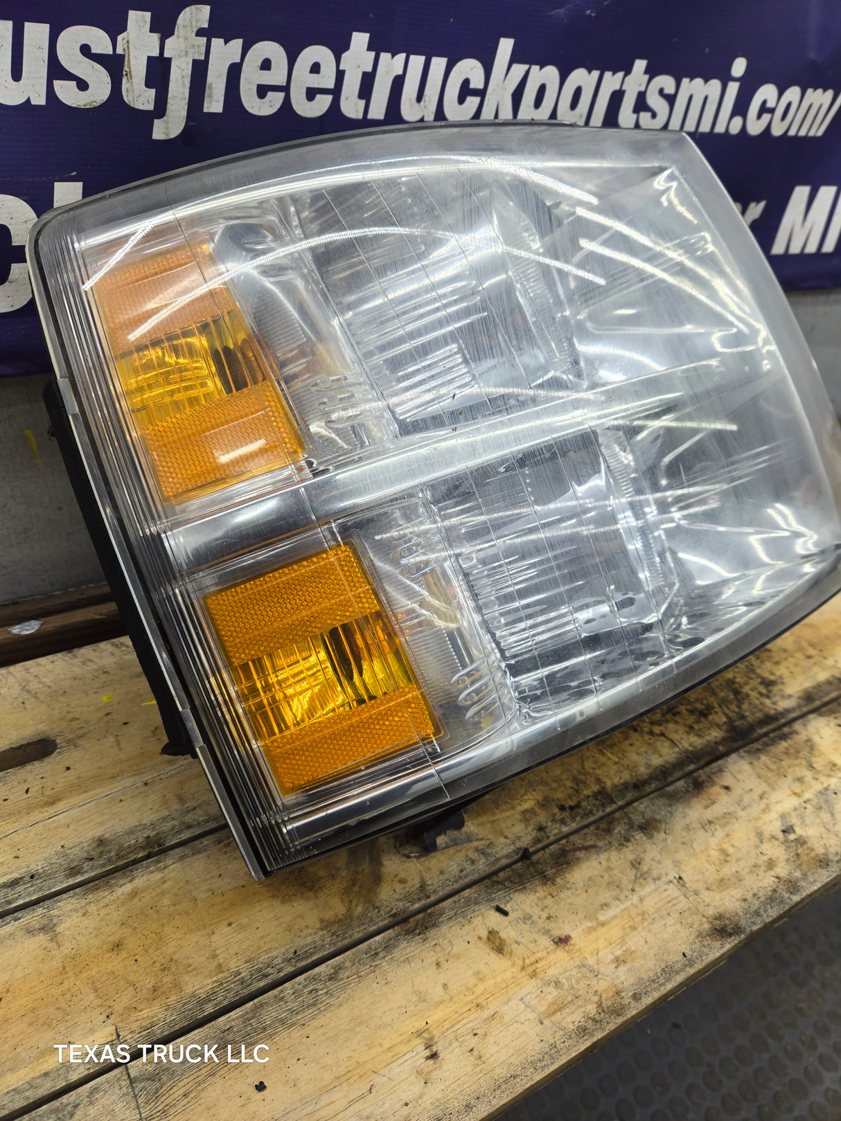 2007-2013 Chevrolet Silverado 1500 2500 3500 RH Passenger Side Halogen Headlight 25833679