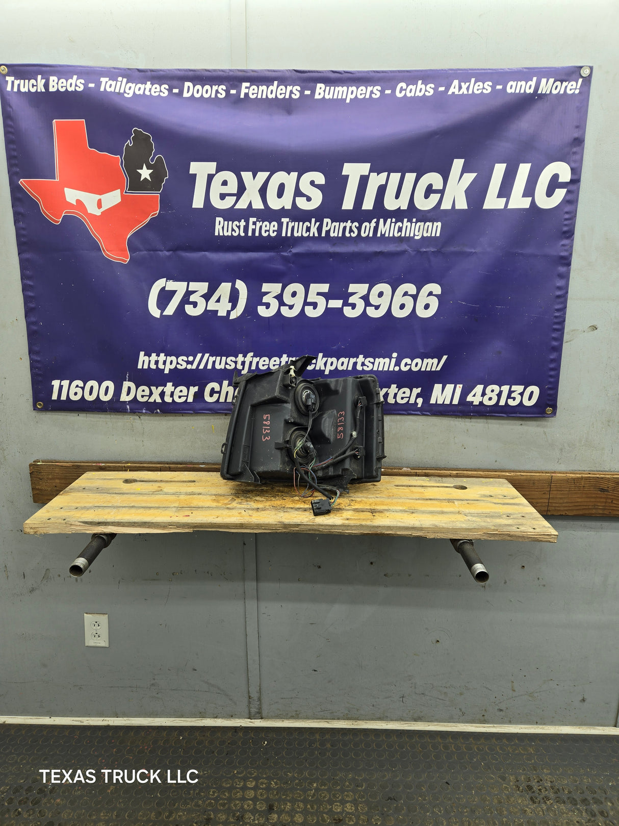 2007-2013 Chevrolet Silverado 1500 2500 3500 RH Passenger Side Halogen Headlight 25833679