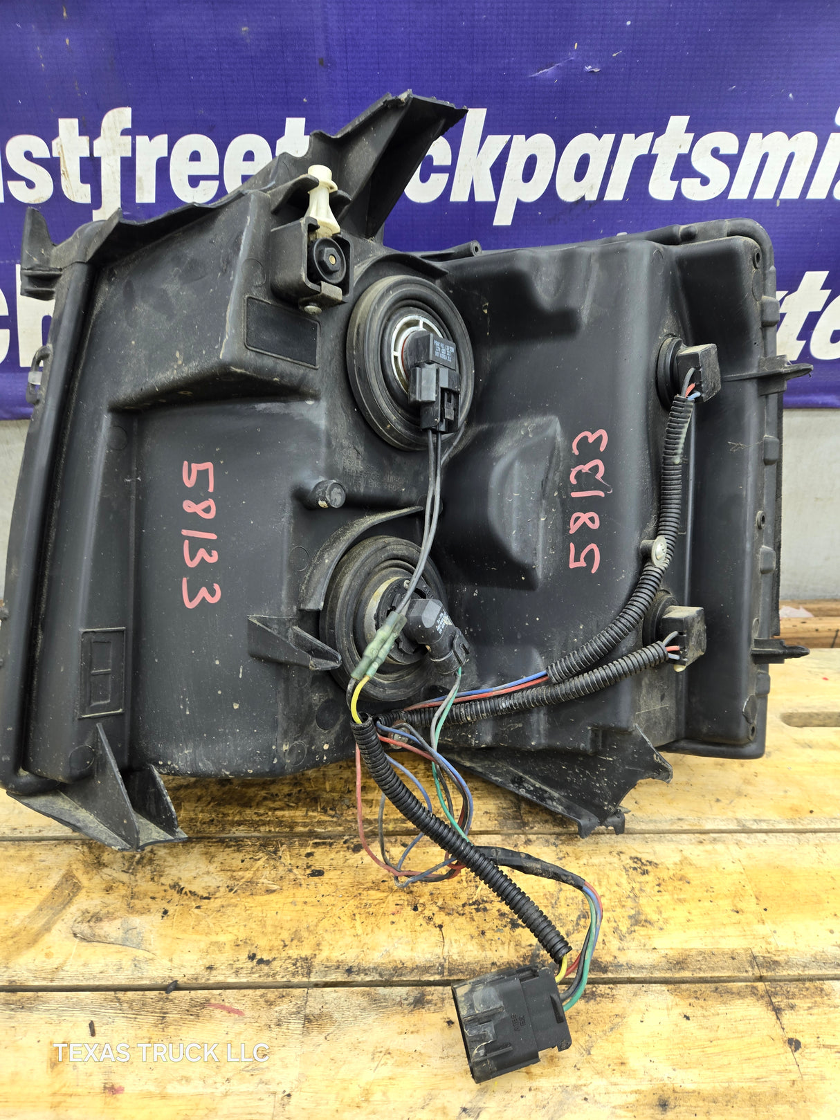 2007-2013 Chevrolet Silverado 1500 2500 3500 RH Passenger Side Halogen Headlight 25833679